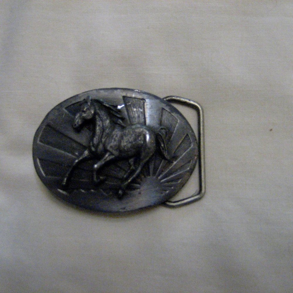 SISKIYOU RAISED RUNNING STALLION BELT BUCKLE